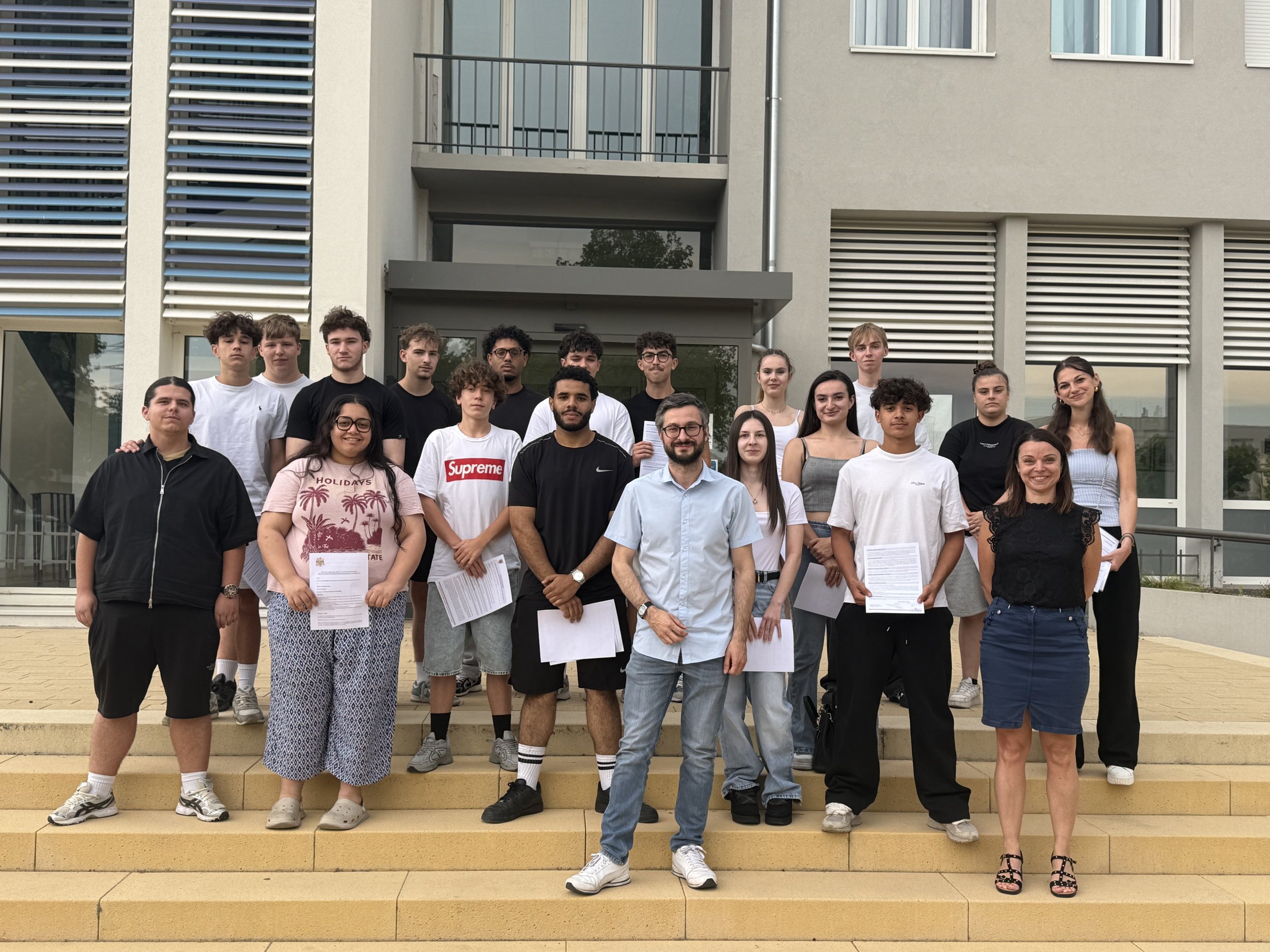 Photo jeunes "objectif permis" + "job d'été"